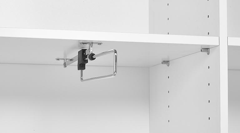 Henkari mahtuu my&ouml;s alle 50 cm syv&auml;&auml;n vaatekaappiin, kun perinteisen vaatetangon tilalla on ulosvedett&auml;v&auml; vaatetanko.