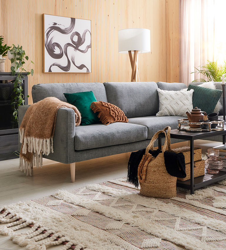 Luonnonmateriaalit, kuten juutti ja villa tuovat kodikkuutta sisustukseen.