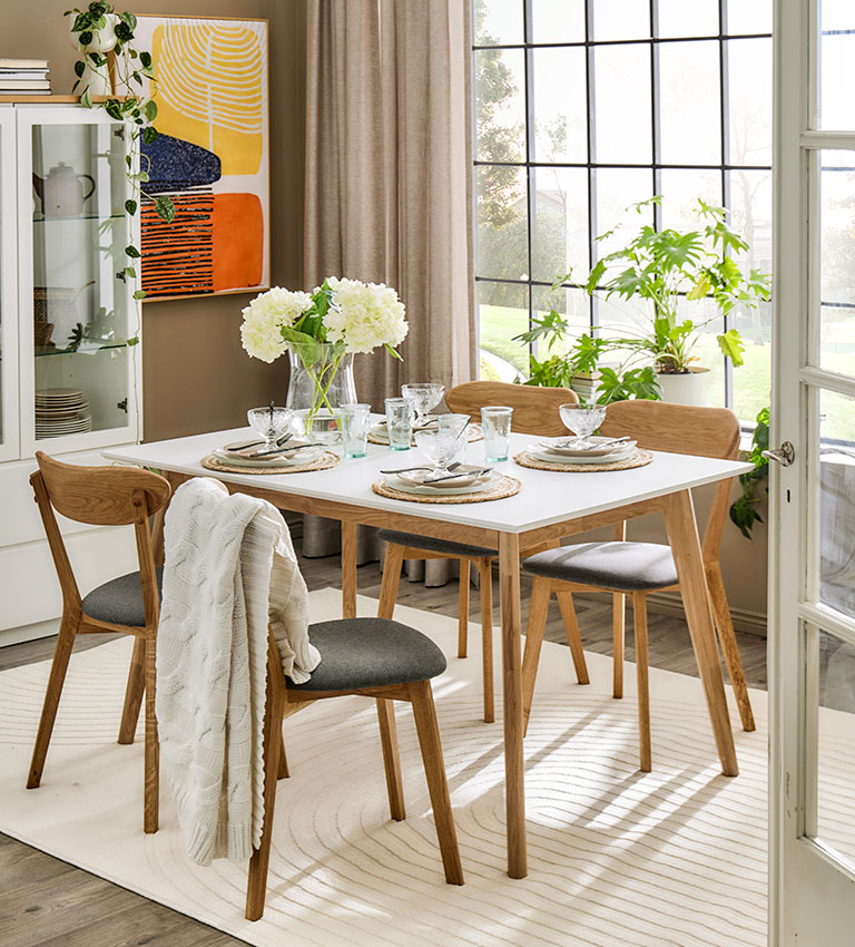 Klassiset puukalusteet ovat moderneja ja kest&auml;v&auml;t aikaa varsinkin ruokailutilan sisustuksessa.