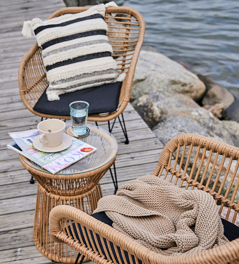 Kevyet ja kest&auml;v&auml;t polyrottinkikalusteet sopivat my&ouml;s pienen parvekkeen sisustukseen.