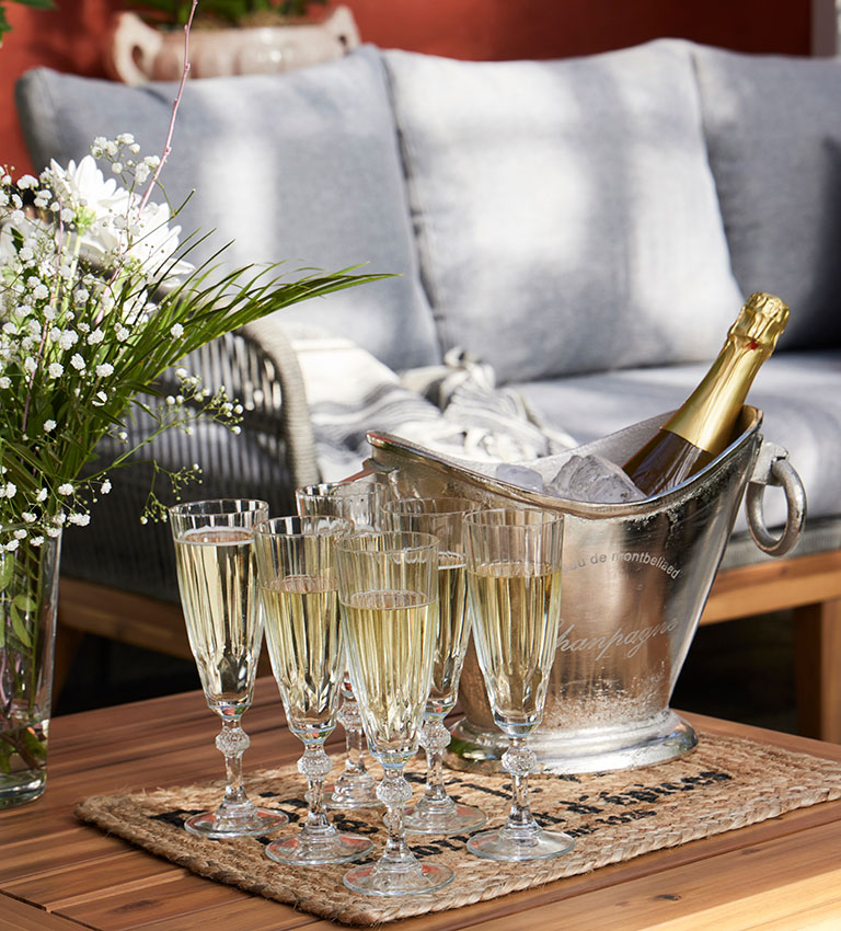 Kes&auml; on parhaimmillaan yhdess&auml;. Kutsu yst&auml;v&auml;t parvekejuhliin.